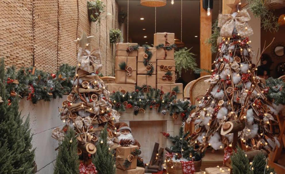Tận hưởng không khí Noel đầy đầu tư và trang trí tuyệt đẹp tại trung tâm thương mại Hà Nội. Hãy tới đây và chiêm ngưỡng những hình ảnh và trang trí lễ hội được thực hiện bởi các chuyên gia nổi tiếng. Hãy tận hưởng phép màu của Giáng Sinh.